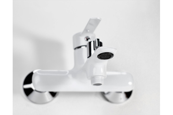 Смеситель для ванны с душем ESKO Sorrento White SR 54W белый, однорычажный, длина излива 16.6 см