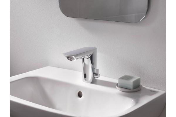 Смеситель Grohe Bau Cosmopolitan E 36451000 для раковины сенсорный, хром