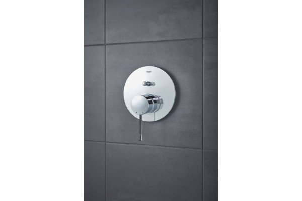 Смеситель Grohe Essence 24058001 для ванны с душем, однорычажный, хром