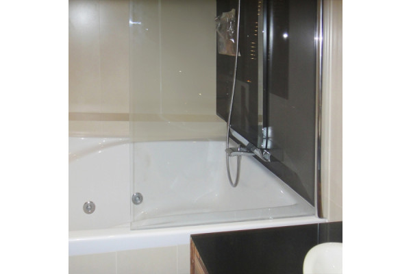 Шторка на ванну GuteWetter Lux Pearl GV-601AS правая 75 см стекло бесцветное, профиль хром в современном стиле