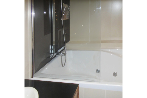 Шторка на ванну GuteWetter Lux Pearl GV-601AS левая 75 см стекло бесцветное, профиль хром в современном стиле