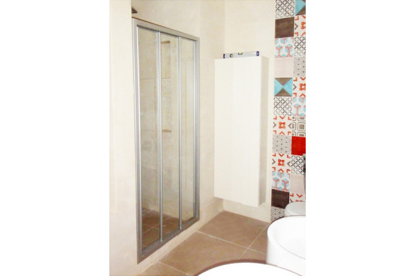 Душевая дверь в нишу GuteWetter Practic Door GK-403A правая 101-105 см стекло бесцветное, профиль матовый хром, раздвижная