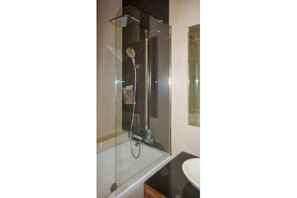 Шторка на ванну GuteWetter Lux Pearl GV-601A правая 50 см стекло бесцветное, профиль хром в современном стиле