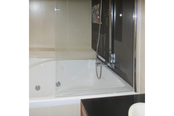Шторка на ванну GuteWetter Lux Pearl GV-601A правая 50 см стекло бесцветное, профиль хром в современном стиле