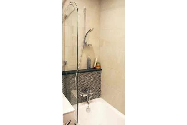 Шторка на ванну GuteWetter Lux Pearl GV-001A левая 70 см стекло бесцветное, фурнитура хром в современном стиле