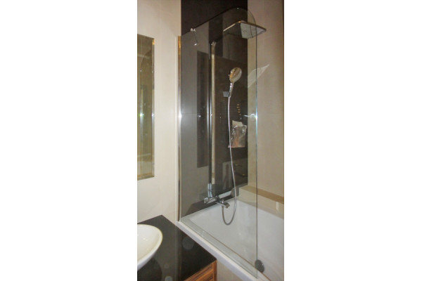 Шторка на ванну GuteWetter Lux Pearl GV-601A левая 70 см стекло бесцветное, профиль хром в современном стиле