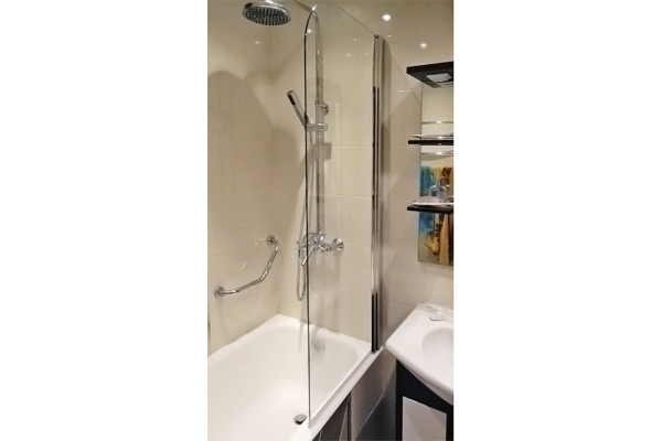 Шторка на ванну GuteWetter Lux Pearl GV-601 правая 70 см стекло бесцветное, профиль хром, распашная