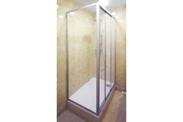 Душевой уголок GuteWetter Practic Rectan GK-403 правая 135x75 см стекло бесцветное, профиль матовый хром, прямоугольный, двери раздвижные