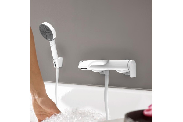 Смеситель Hansgrohe Vivenis 75420700 для ванны с душем, матовый белый, однорычажный, длина излива 21.6 см