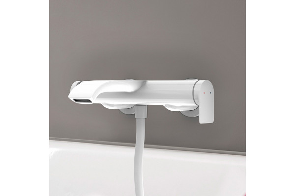 Смеситель Hansgrohe Vivenis 75420700 для ванны с душем, матовый белый, однорычажный, длина излива 21.6 см