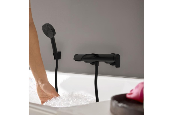 Смеситель Hansgrohe Vivenis 75420670 для ванны с душем, матовый черный, однорычажный, длина излива 21.6 см