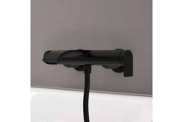Смеситель Hansgrohe Vivenis 75420670 для ванны с душем, матовый черный, однорычажный, длина излива 21.6 см