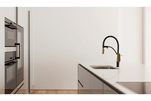 Смеситель Lemark Bronx LM3761BLR для кухонной мойки, черный/золото, однорычажный, высота излива 20.6 см